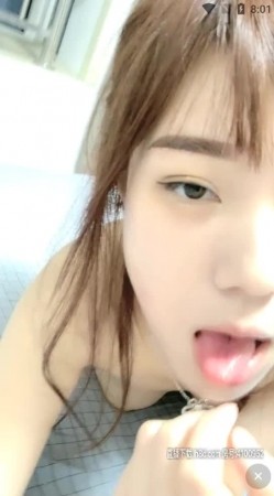 九头身大长腿邻家女神，乖乖女的脸蛋儿 修长的白皙美腿，标准的T台模特儿身材，太有范儿了，奶子也是很可口，趴床上卖弄 截图10