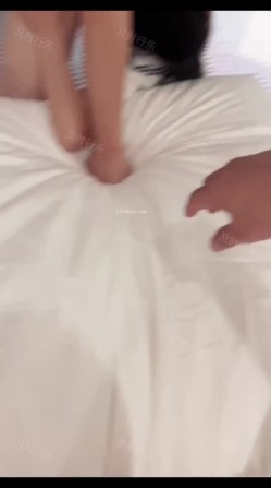 广州绿帽夫妻，【及时行乐】线下淫乱付费福利，阳台前啪啪，前后夹击极品少妇！ 截图12
