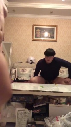 云盘精品泄密！济南眼镜反差婊【刘孟淑】不雅露脸自拍视图流出完整版，紫薇居家日常与小胖男友各种啪啪，叫声就骚的狠 截图10
