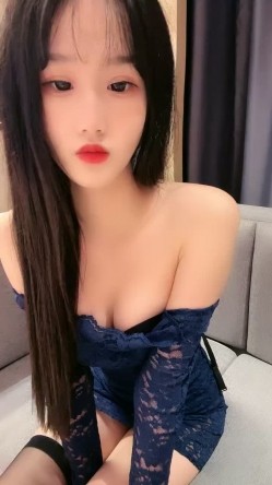 极品颜值美少女！新人刚下海！收费房给大家秀一波，170CM黑丝美腿，假屌猛捅骚逼，妹妹玩的挺开 截图1