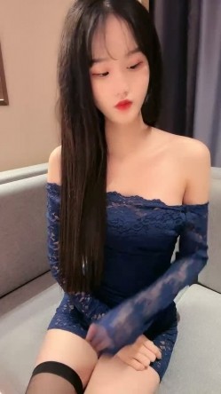 极品颜值美少女！新人刚下海！收费房给大家秀一波，170CM黑丝美腿，假屌猛捅骚逼，妹妹玩的挺开 截图2
