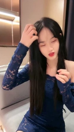 极品颜值美少女！新人刚下海！收费房给大家秀一波，170CM黑丝美腿，假屌猛捅骚逼，妹妹玩的挺开 截图5