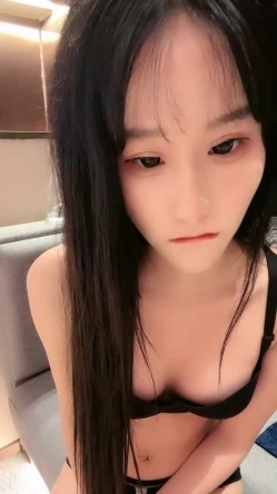极品颜值美少女！新人刚下海！收费房给大家秀一波，170CM黑丝美腿，假屌猛捅骚逼，妹妹玩的挺开 截图9