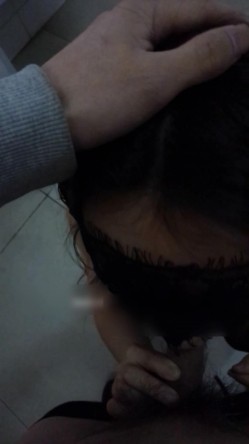 长腿美乳网红妹可爱小胖丁新作-男厕的呻吟 与炮友男厕偷情野战 无套后入抽插呻吟白浆 截图1