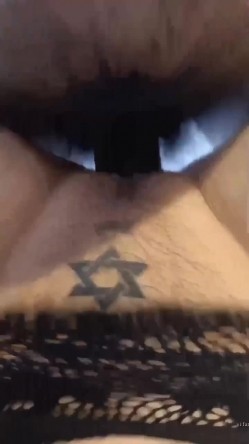 《贵在真实反差淫妻》顶级绿帽刷锅狠人，私密交流群东北夫妻淫乱群交内容曝光，商场户外超市露出3P野战相当开放 截图11