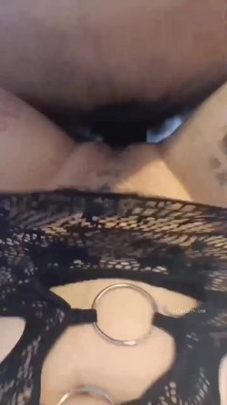 《贵在真实反差淫妻》顶级绿帽刷锅狠人，私密交流群东北夫妻淫乱群交内容曝光，商场户外超市露出3P野战相当开放 截图15