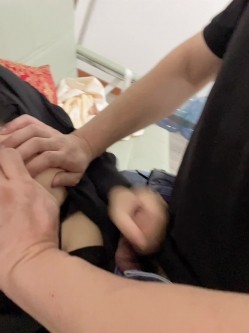 露脸才是王道！顶级绿帽刷锅狠人，广东大奶美骚妻【雅雅】私拍第二季，商场户外露出3P全程露脸 截图2