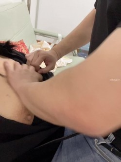 露脸才是王道！顶级绿帽刷锅狠人，广东大奶美骚妻【雅雅】私拍第二季，商场户外露出3P全程露脸 截图3