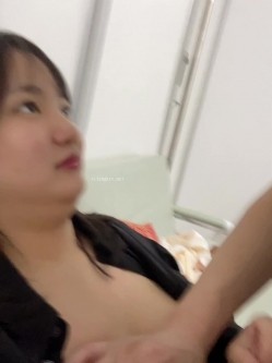 露脸才是王道！顶级绿帽刷锅狠人，广东大奶美骚妻【雅雅】私拍第二季，商场户外露出3P全程露脸 截图6