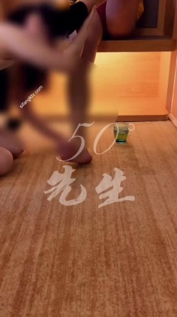 顶级人气调教大神【50渡先生】最新私拍流出，花式暴力SM调教女奴，群P插针喝尿露出各种花样 截图14