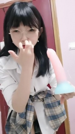 眼镜大学生 字母圈玩家【SM小师妹】过膝黑丝 奶子拔罐 大黑牛插屄里 扇脸 淫语不断 截图4