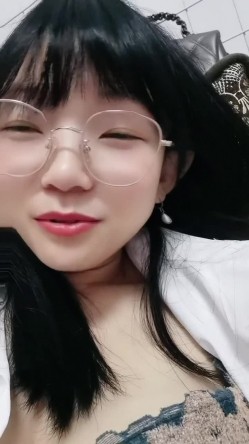 眼镜大学生 字母圈玩家【SM小师妹】过膝黑丝 奶子拔罐 大黑牛插屄里 扇脸 淫语不断 截图12
