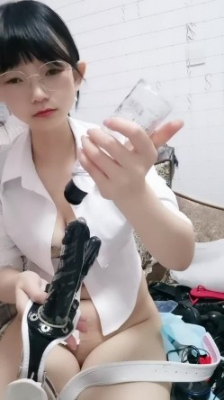 眼镜大学生 字母圈玩家【SM小师妹】过膝黑丝 奶子拔罐 大黑牛插屄里 扇脸 淫语不断 截图15
