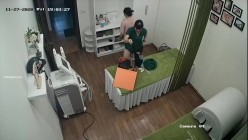 新流出 ️【破解摄像头】 ️美容院高质量少妇小姐姐全身刮毛 截图5