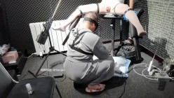 推特玩女训练母狗大神【绿帽调教】门槛福利，手持高速电钻炮机各种专业设备调教学生骚母狗 截图2
