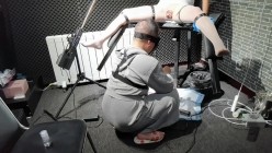 推特玩女训练母狗大神【绿帽调教】门槛福利，手持高速电钻炮机各种专业设备调教学生骚母狗 截图3