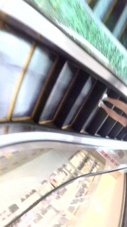 北京地铁商圈CD系列2，掀裙被小姐姐发现差点被打手，大神不怕还继续拍 截图2