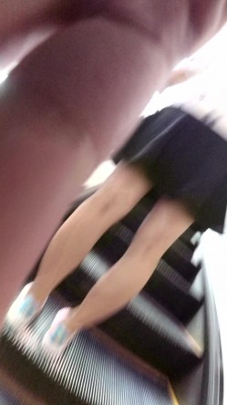 北京地铁商圈CD系列2，掀裙被小姐姐发现差点被打手，大神不怕还继续拍 截图7