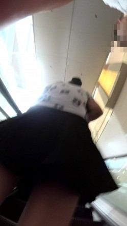 北京地铁商圈CD系列2，掀裙被小姐姐发现差点被打手，大神不怕还继续拍 截图9