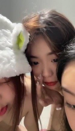 好几个小妹妹脱光光跳裸舞~【Gia少女】神魂颠倒画面壮观~颜值和身材都不错，全裸出镜，尽情摇摆！ 截图14