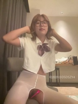 ️极品眼镜骚妹【xiaomugouya】非常反差的肥臀眼镜妹子白丝黑丝跳蛋自慰 截图2