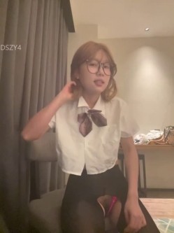 ️极品眼镜骚妹【xiaomugouya】非常反差的肥臀眼镜妹子白丝黑丝跳蛋自慰 截图10