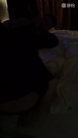 抓奸门完整版-小三正被日的时候很爽的时候，三个大汉破门而入揍的也爽，完爆SM大片强烈推荐 截图3