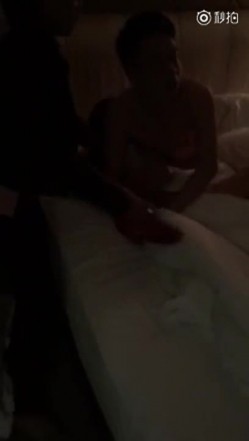 抓奸门完整版-小三正被日的时候很爽的时候，三个大汉破门而入揍的也爽，完爆SM大片强烈推荐 截图5