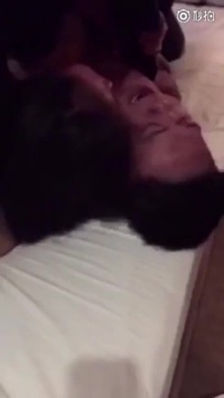 抓奸门完整版-小三正被日的时候很爽的时候，三个大汉破门而入揍的也爽，完爆SM大片强烈推荐 截图14