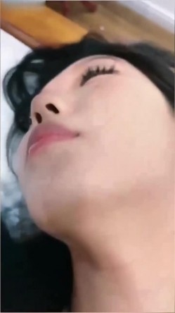 【重磅推荐纯欲反差婊性爱视频流出】舔逼爽到翻白眼，女上位扭动表情淫荡 截图5