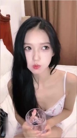 【重磅推荐纯欲反差婊性爱视频流出】舔逼爽到翻白眼，女上位扭动表情淫荡 截图15
