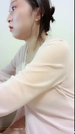 巨乳奶妈 ️-下海给宝宝赚奶粉钱，鲜奶多多，风趣挑逗哥哥们，黑丝肥臀诱惑，这穴看着老骚呀，都沾白带了！ 截图5