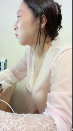 巨乳奶妈 ️-下海给宝宝赚奶粉钱，鲜奶多多，风趣挑逗哥哥们，黑丝肥臀诱惑，这穴看着老骚呀，都沾白带了！ 截图6