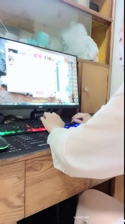 巨乳奶妈 ️-下海给宝宝赚奶粉钱，鲜奶多多，风趣挑逗哥哥们，黑丝肥臀诱惑，这穴看着老骚呀，都沾白带了！ 截图7