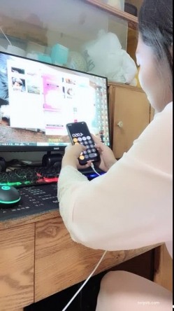 巨乳奶妈 ️-下海给宝宝赚奶粉钱，鲜奶多多，风趣挑逗哥哥们，黑丝肥臀诱惑，这穴看着老骚呀，都沾白带了！ 截图8