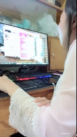 巨乳奶妈 ️-下海给宝宝赚奶粉钱，鲜奶多多，风趣挑逗哥哥们，黑丝肥臀诱惑，这穴看着老骚呀，都沾白带了！ 截图9