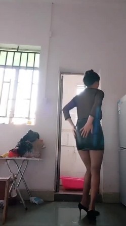 奶头好大的奶妈，黑丝诱惑，逼逼洞还是好小，挤奶滴滴滴，好浪费哦~~ 截图1