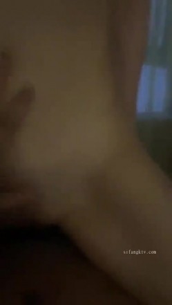 超美颜值反差大学生与男友性爱自拍流出，丰臀骑乘 深喉跪舔 清纯小女友被肏出白浆 淫声荡语极度淫骚！ 截图16
