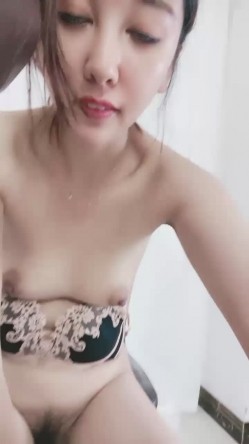 你的车模姐姐开始发骚给狼友看，露脸高跟大长腿诱惑，跟狼友互动听指挥，揉奶玩逼掰开给你看，颜值不错真骚 截图13
