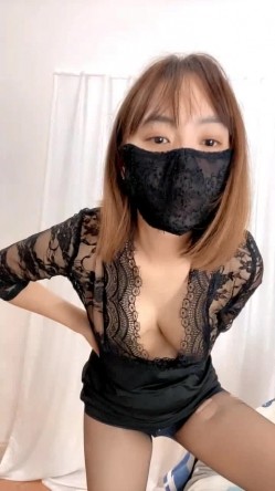 哺乳期的奶妈镜头前赚生活费，奶子胀的自己滴奶，双奶喷射挤奶水给狼友喝，逼里塞着跳蛋自慰呻吟，浪叫不止 截图1