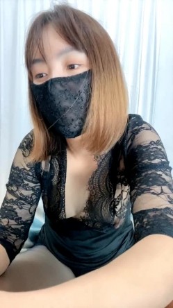 哺乳期的奶妈镜头前赚生活费，奶子胀的自己滴奶，双奶喷射挤奶水给狼友喝，逼里塞着跳蛋自慰呻吟，浪叫不止 截图3
