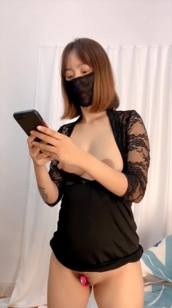 哺乳期的奶妈镜头前赚生活费，奶子胀的自己滴奶，双奶喷射挤奶水给狼友喝，逼里塞着跳蛋自慰呻吟，浪叫不止 截图13