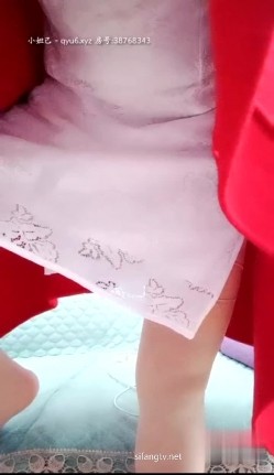 服装店【百变辣妈】，有生意招唿客人，没生意店里自慰高潮直播，真会打扮 淫语骚气满满！ 截图2