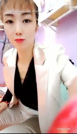 服装店【百变辣妈】，有生意招唿客人，没生意店里自慰高潮直播，真会打扮 淫语骚气满满！ 截图14