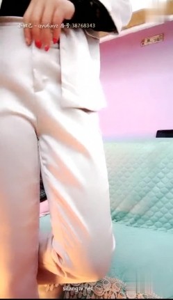 服装店【百变辣妈】，有生意招唿客人，没生意店里自慰高潮直播，真会打扮 淫语骚气满满！ 截图15
