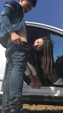 年轻骚妹子小玉与牛仔小青年男友驱车农村玉米地里放着嗨曲车震露脸这逗逼男内裤真TM骚1080P原版 截图1