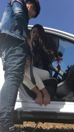 年轻骚妹子小玉与牛仔小青年男友驱车农村玉米地里放着嗨曲车震露脸这逗逼男内裤真TM骚1080P原版 截图4