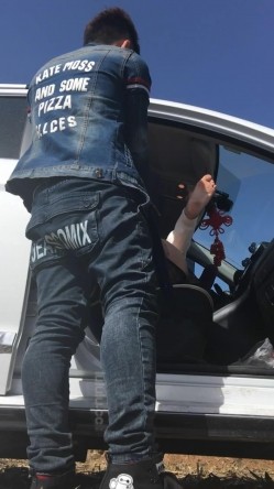 年轻骚妹子小玉与牛仔小青年男友驱车农村玉米地里放着嗨曲车震露脸这逗逼男内裤真TM骚1080P原版 截图6