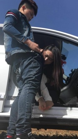 年轻骚妹子小玉与牛仔小青年男友驱车农村玉米地里放着嗨曲车震露脸这逗逼男内裤真TM骚1080P原版 截图7