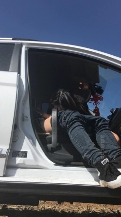 年轻骚妹子小玉与牛仔小青年男友驱车农村玉米地里放着嗨曲车震露脸这逗逼男内裤真TM骚1080P原版 截图15
